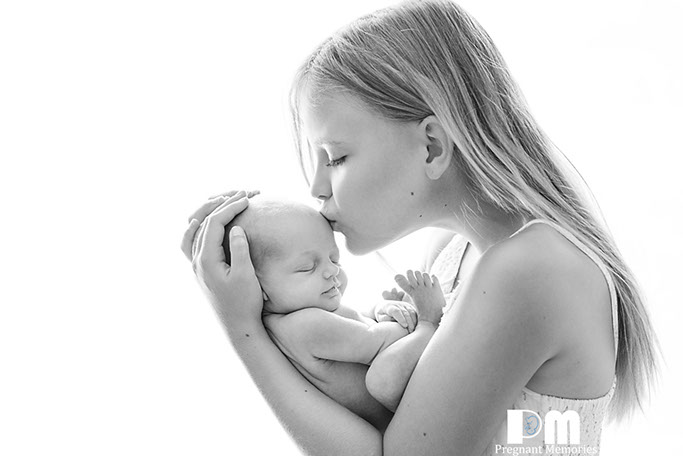 Sibling newborn pose, smiling newborn photos on Gold Coast